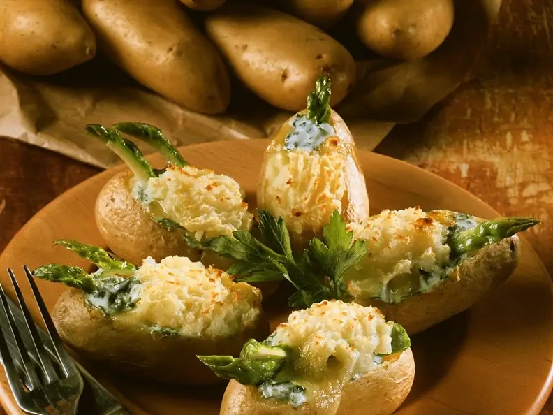 Baked Potatoes mit grünem Spargel