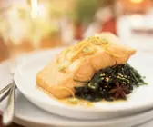 Gedünsteter Lachs mit Spinat