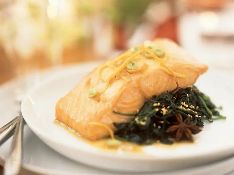 Gedünsteter Lachs mit Spinat