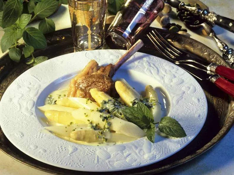 Lammchops mit Spargel und Minzsauce