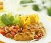 Grillwürstchen mit Salat und Maiskolben