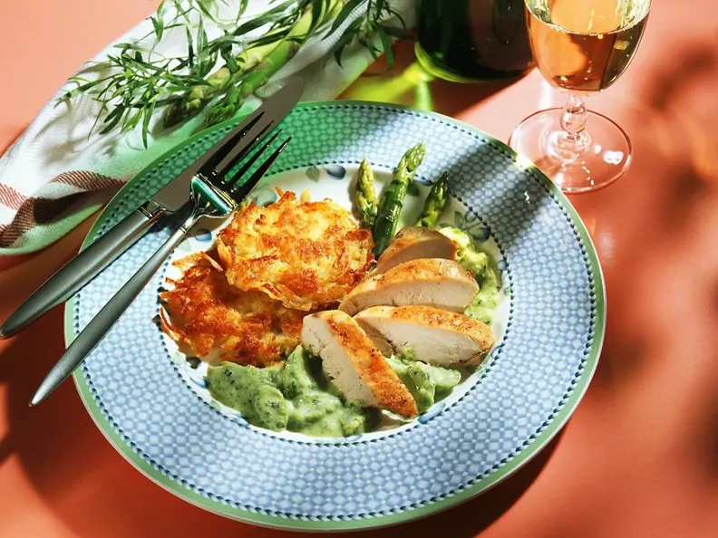 Gebratene Hähnchenbrust mit grünem Spargel