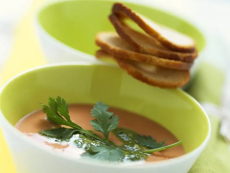 Kalte Tomatensuppe mit Kichererbsen
