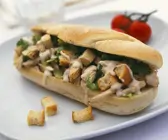 Gebratenes Hähnchen im Brötchen