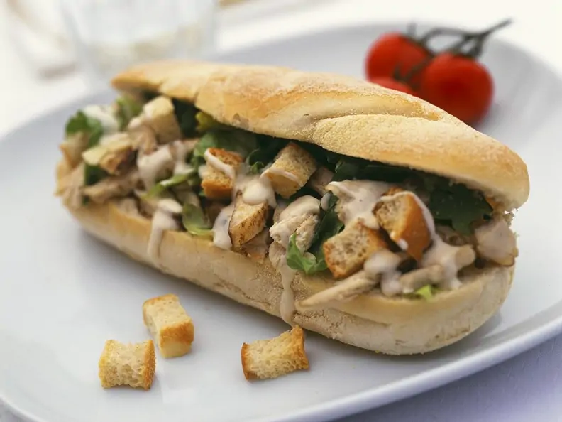 Gebratenes Hähnchen im Brötchen
