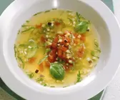 Klare Gemüsesuppe mit Aubergine und Zucchini