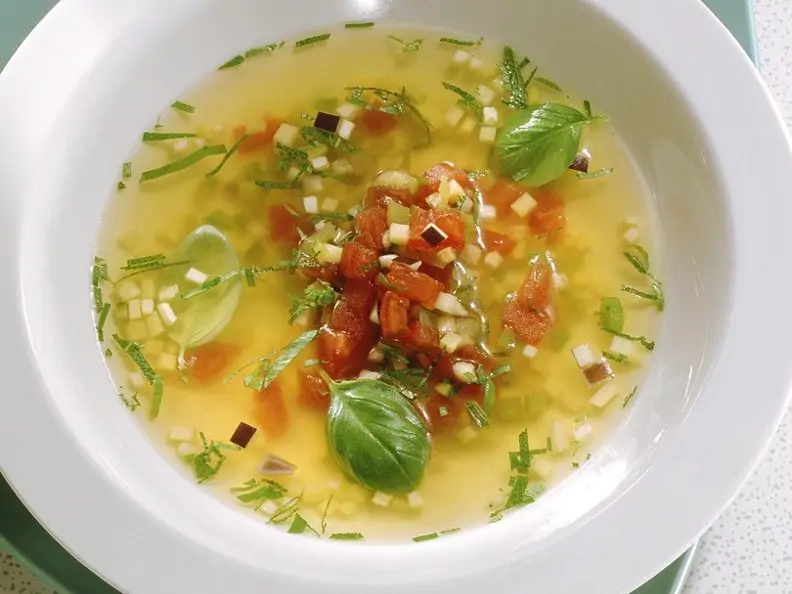 Klare Gemüsesuppe mit Aubergine und Zucchini