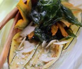 Gebratene Zucchini mit frittiertem Basilikum