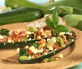 Zucchini mit Gemüse-Feta-Füllung
