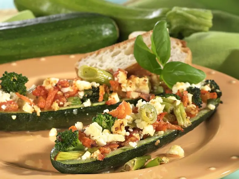 Zucchini mit Gemüse-Feta-Füllung