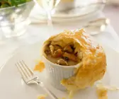 Waldpilzsuppe mit Blätterteighaube