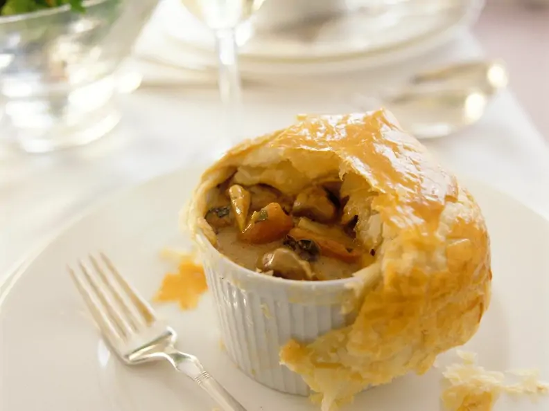 Waldpilzsuppe mit Blätterteighaube