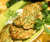 Zucchinipuffer mit Joghurtsauce