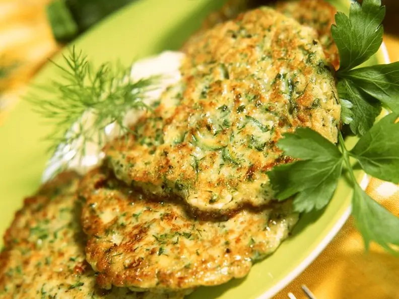 Zucchinipuffer mit Joghurtsauce