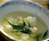 Misosuppe mit Tofu und Fischbällchen