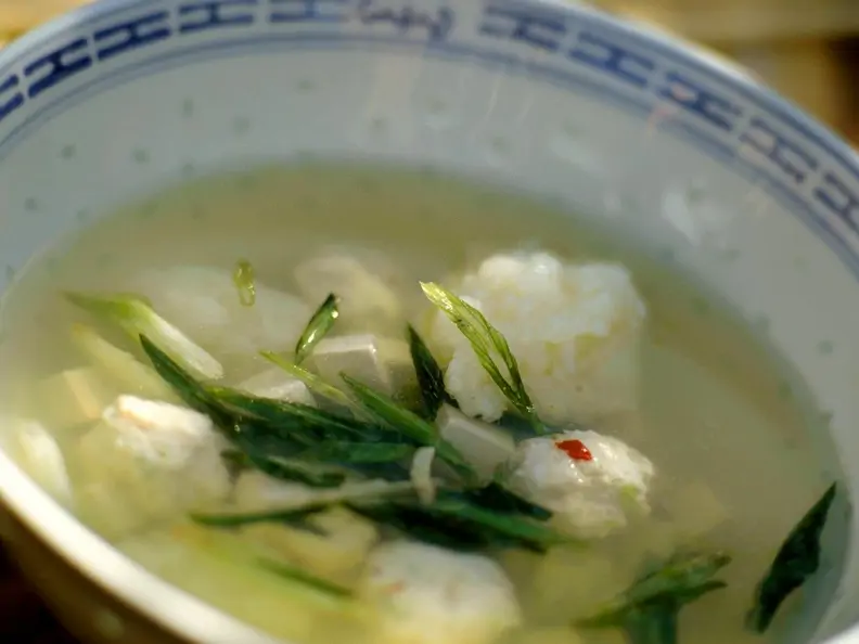 Misosuppe mit Tofu und Fischbällchen