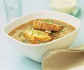 Linsensuppe mit gratiniertem Brot