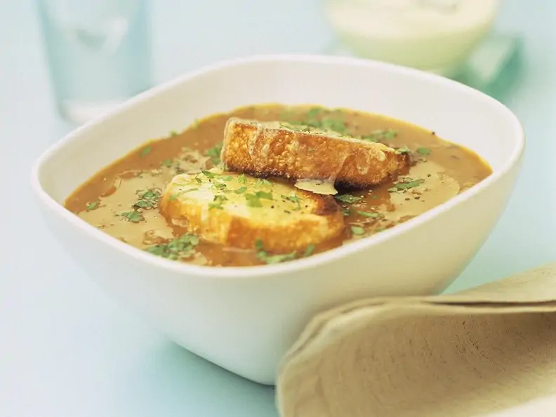 Linsensuppe mit gratiniertem Brot