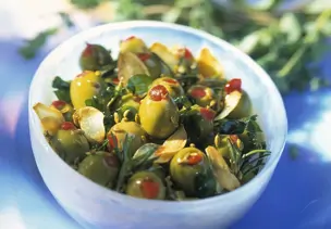 Oliven mit Knoblauch in Öl