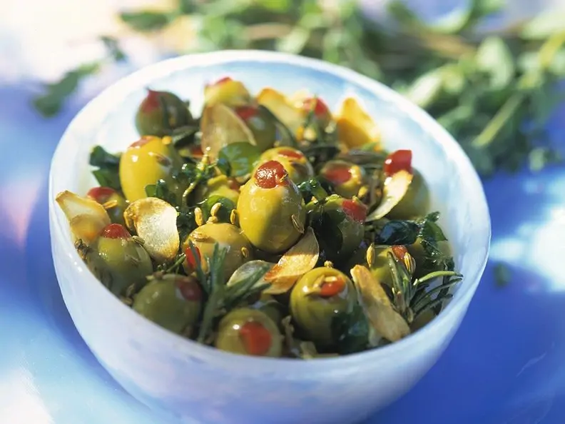 Oliven mit Knoblauch in Öl