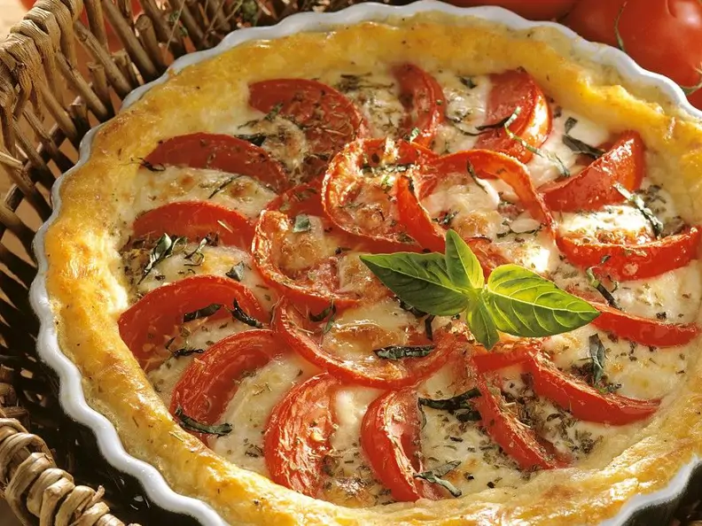 Blätterteigtarte mit Tomaten und Mozzarella