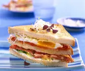 Sandwich mit Ei und Speck