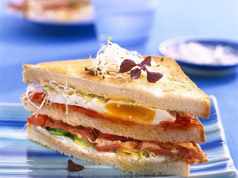 Sandwich mit Ei und Speck