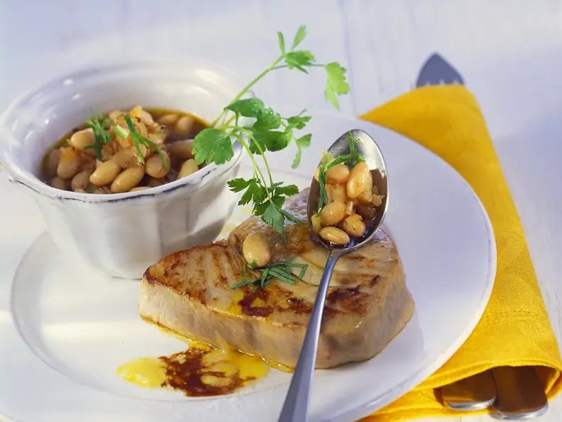Gebratener Thunfisch mit weißen Bohnen