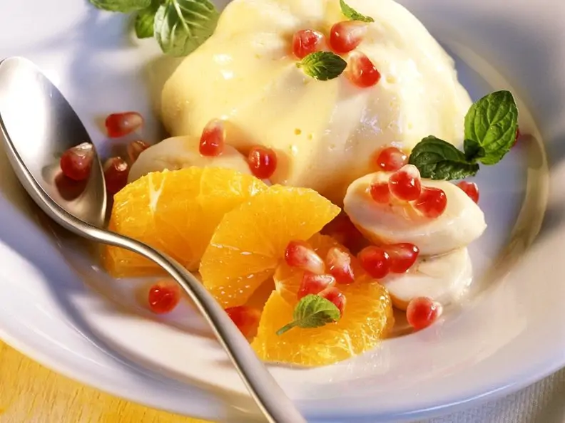 Vanillepudding mit Obstsalat