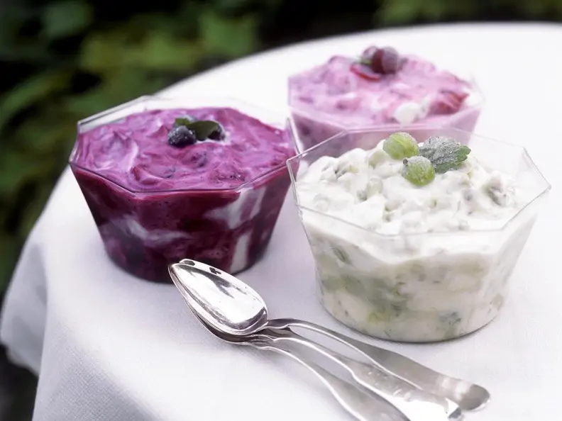 Quarkcreme mit verschiedenen Früchten