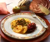 Hackfleisch mit Erbsen auf Rotkraut mit gebratenen Apfelscheiben