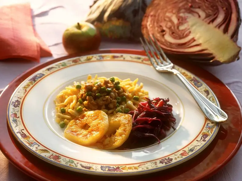 Hackfleisch mit Erbsen auf Rotkraut mit gebratenen Apfelscheiben