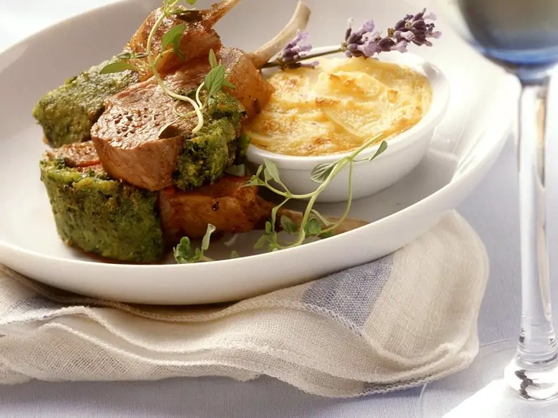 Lamm mit Kräuterkruste und Gratin