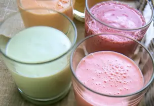 Verschiedene Frucht-Lassi