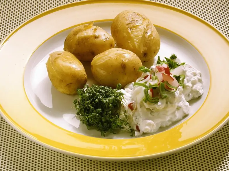 Neue Kartoffeln mit Frühlingsquark