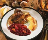 Lammhaxe mit fruchtigen Rotkohl und Kartoffelgratin