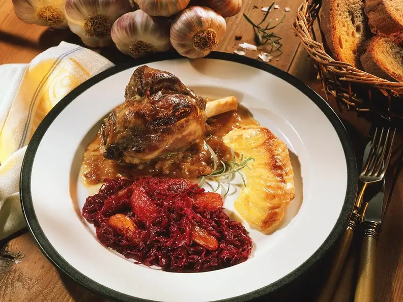 Lammhaxe mit fruchtigen Rotkohl und Kartoffelgratin