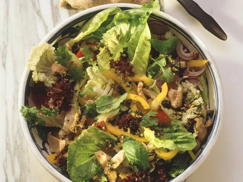 Bunter Salat und Pute und Ingwer