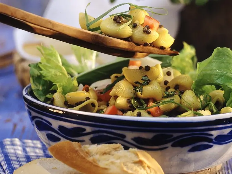 Nudelsalat mit Gemüse und Berglinsen