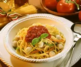 Nudeln mit Fleischklößchen und Tomatensauce