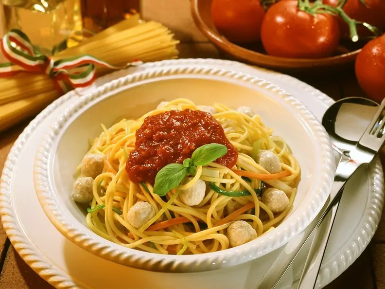 Nudeln mit Fleischklößchen und Tomatensauce