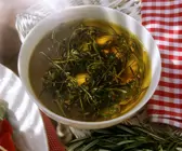 Mediterrane Käutermarinade