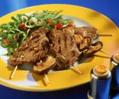 Gegrillte Rindfleisch- und Pilzspieße mit Salat
