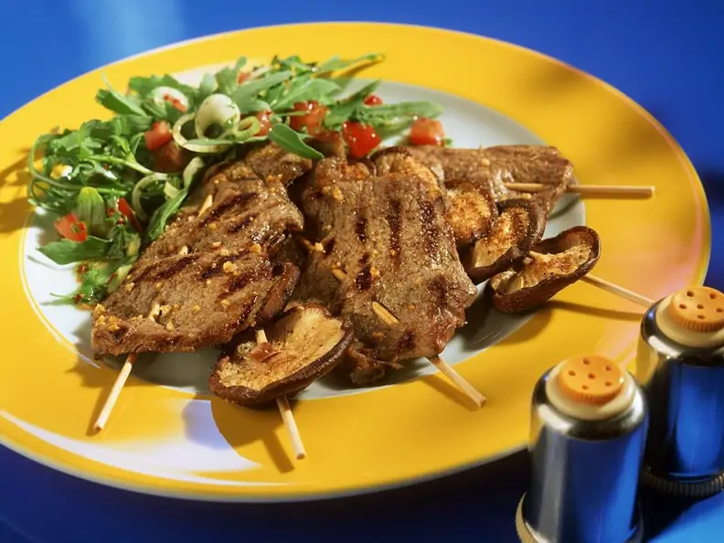 Gegrillte Rindfleisch- und Pilzspieße mit Salat
