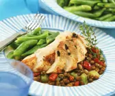 Hähnchen auf Linsengemüse und grünen Bohnen