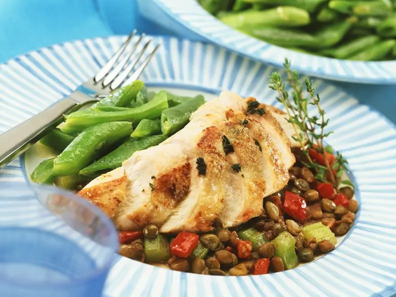 Hähnchen auf Linsengemüse und grünen Bohnen