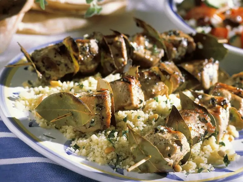 Thunfisch-Lorbeerspieße mit Couscous
