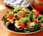Bunter Salat mit Schinken und Ei