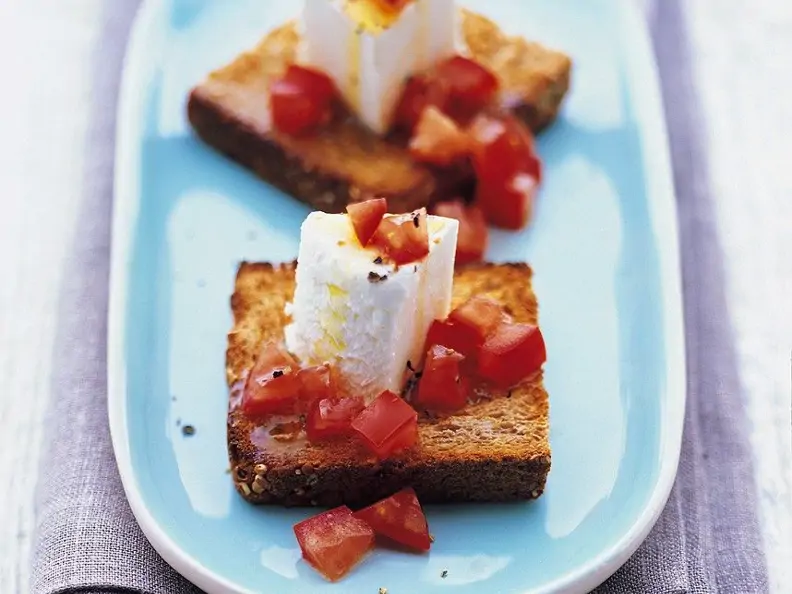 Ziegenkäse mit Tomaten auf Röstbrot