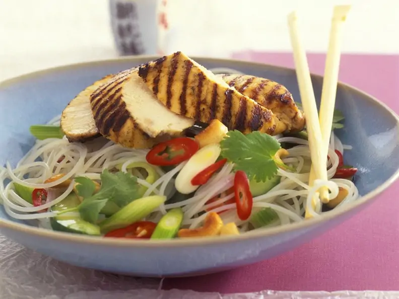 Asiatischer Nudelsalat mit Hähnchen